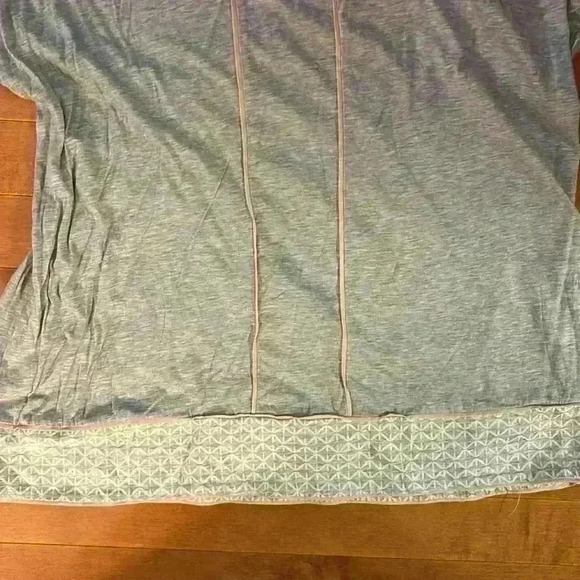 J Crew Gray Short Sleeve T Shirt with White and Pink Detailing - Picture 4 of 7